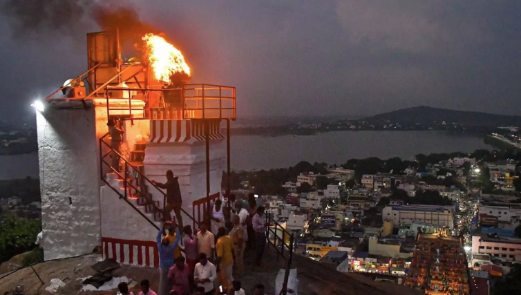 திருப்பரங்குன்றம் தீப வழக்கு: ஆகஸ்ட் 3-ல் தமிழக அரசின் மேல்முறையீட்டு மனு மீது உச்சநீதிமன்றம் விசாரணை!